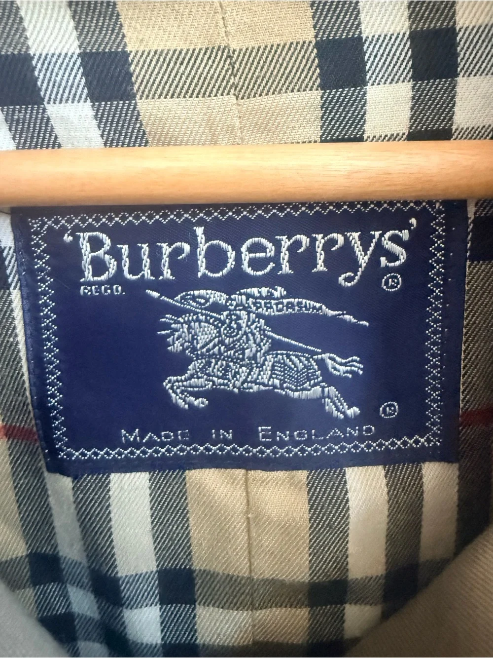 Burberry Vintage Beige Classic Double-Breasted Trench Coat with Signature Lining - Picture 2 of 6